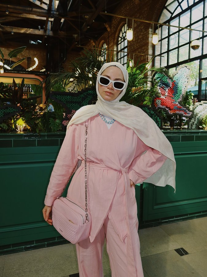 Instagram post by @zehraaselvi for OZSARICAM. Caption reads: Pink 𐙚⋆°｡⋆♡ Full look / @ozzsaricam #reklam.