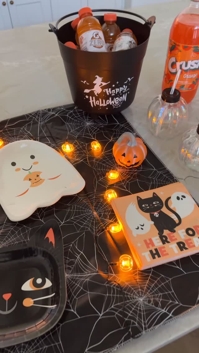 Instagram post by @_jadeoneal for Dollar General. Caption reads: #DollarGeneralPartner The perfect Halloween family....