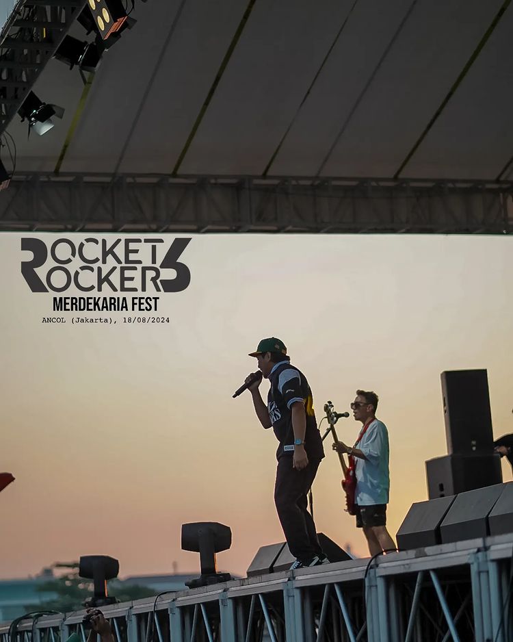 Instagram post by @rocket_rockers for Ultimate Ears. Caption reads: Sunset bersama Rocket Rockfriends 🚀🚀🚀

Min....