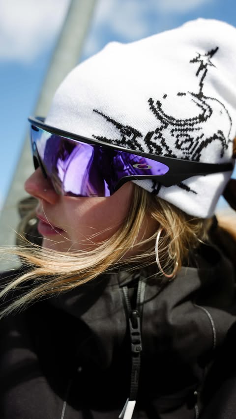 Instagram post by @jubespelchat for Oakley. Caption reads: [...] when you and your girl both have the....