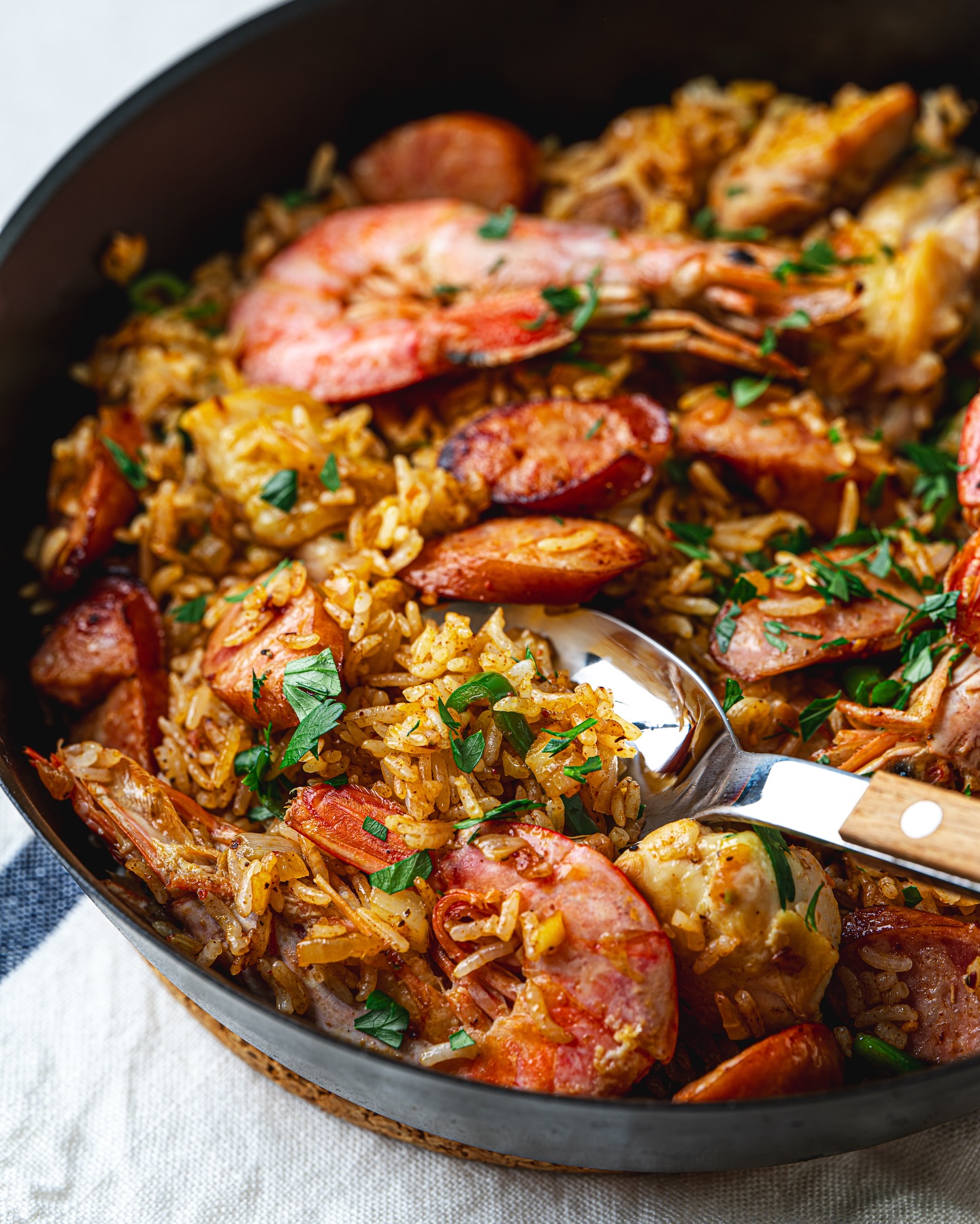 Instagram post by @tomoky_take for SPICE KINGDOM. Caption reads: .
フライパンひとつでつくる
ケイジャン風ジャンバラヤ✨

スパイスキングダムさんのスパイスを使用し....