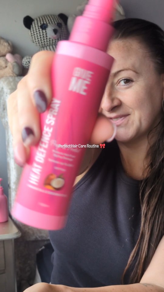 Instagram post by @leahxmarsh for Give Me Cosmetics. Caption reads: I'm obsessed 😍

@giveme.cosmetics helping me with....