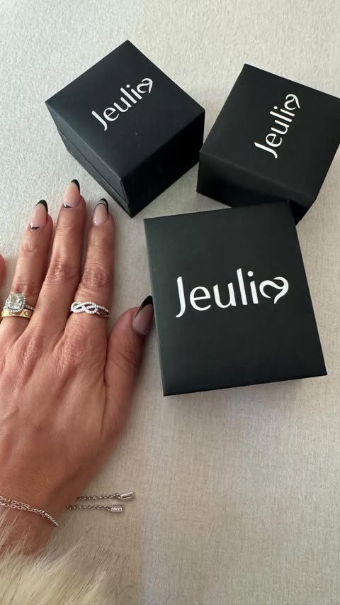 Instagram post by an influencer for Jeulia Jewelry Official. Caption reads: Gifted By @jeuliajewelry 💎🎁 #jeuliajewelry....