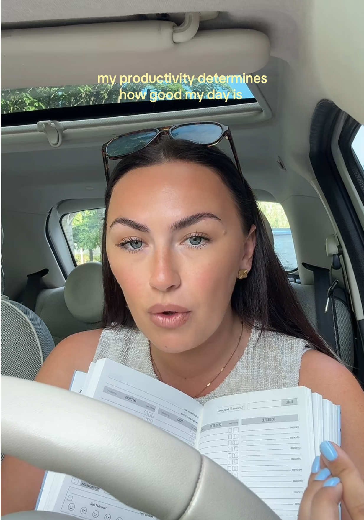 TikTok post by @jessicaleamingx for The Productivity Method. Caption reads: [...] doing the things it takes 👏🏽....