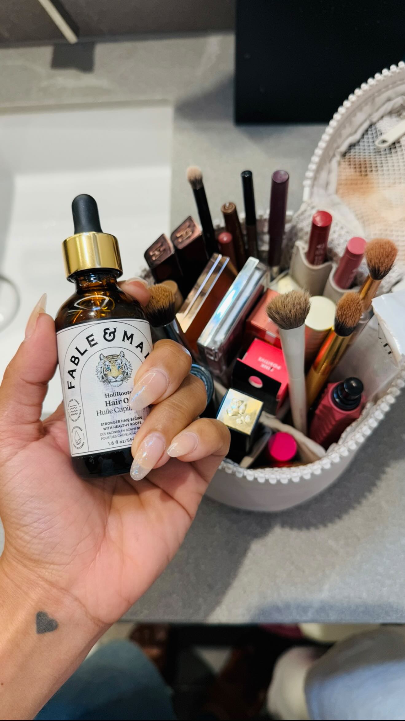 Instagram post by @paoramosbeauty for Fable and Mane. Caption reads: GRWM+hair oiling con @fableandmane 😍 un....