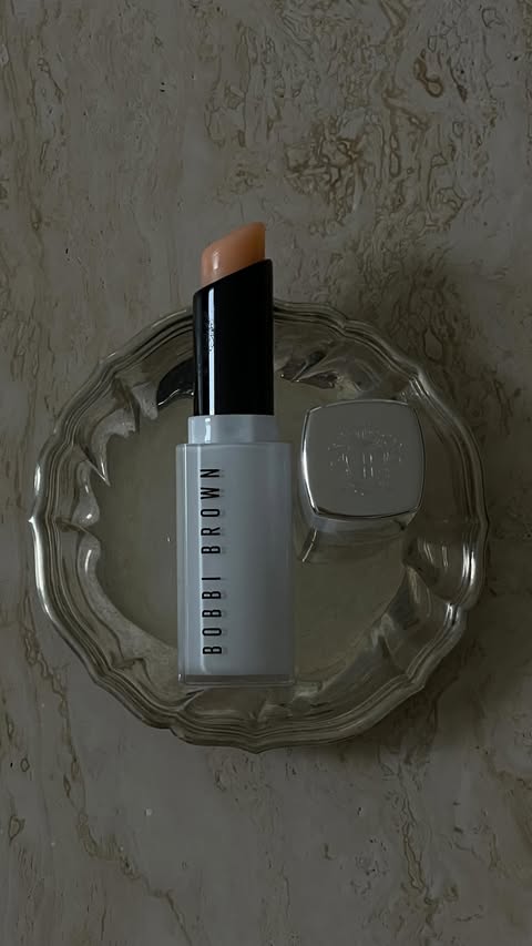 Instagram post by @carinaibsen for Bobbi Brown Cosmetics. Caption reads: The perfect nude 🤍 annonce ad @bobbibrown....