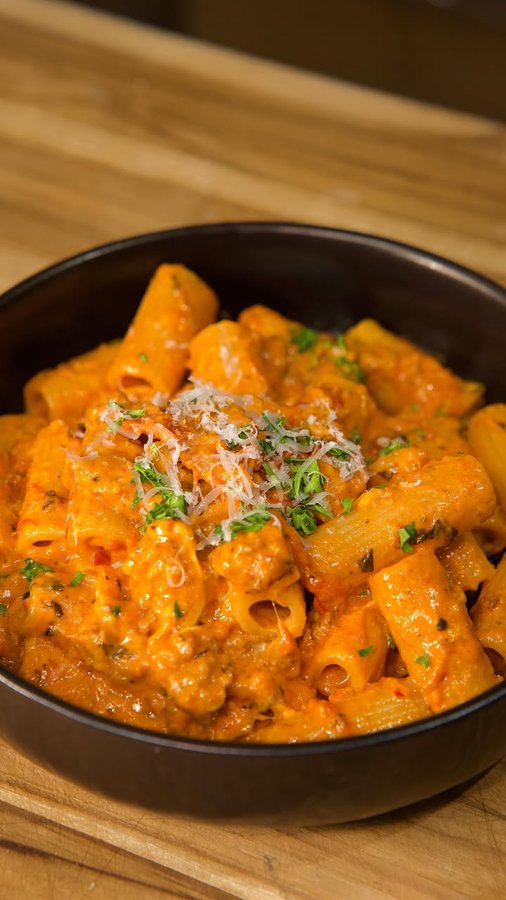 Instagram post by @thatsavagekitchen for Cascade. Caption reads: Creamy Tomato Pasta #Cascade_Partner 

Even this....