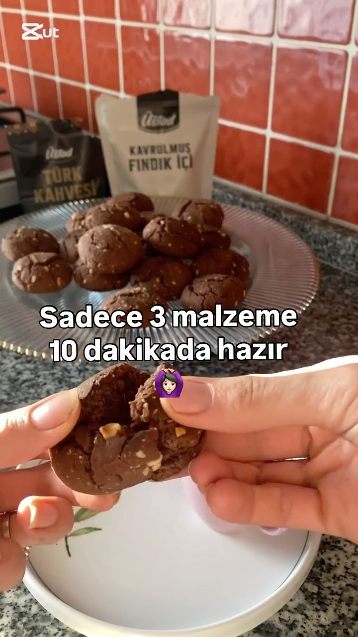 Instagram post by @elifmustili for A101. Caption reads: 3 Malzemeli browni tadında kurabiye 🤍 A101'in....