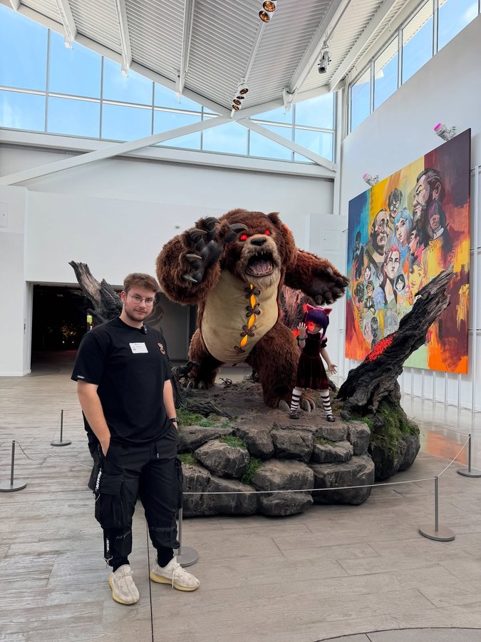 Instagram post by @axozerr for Riot Games. Caption reads: Pequeño tour por las ofis de @riotgames ✌️.