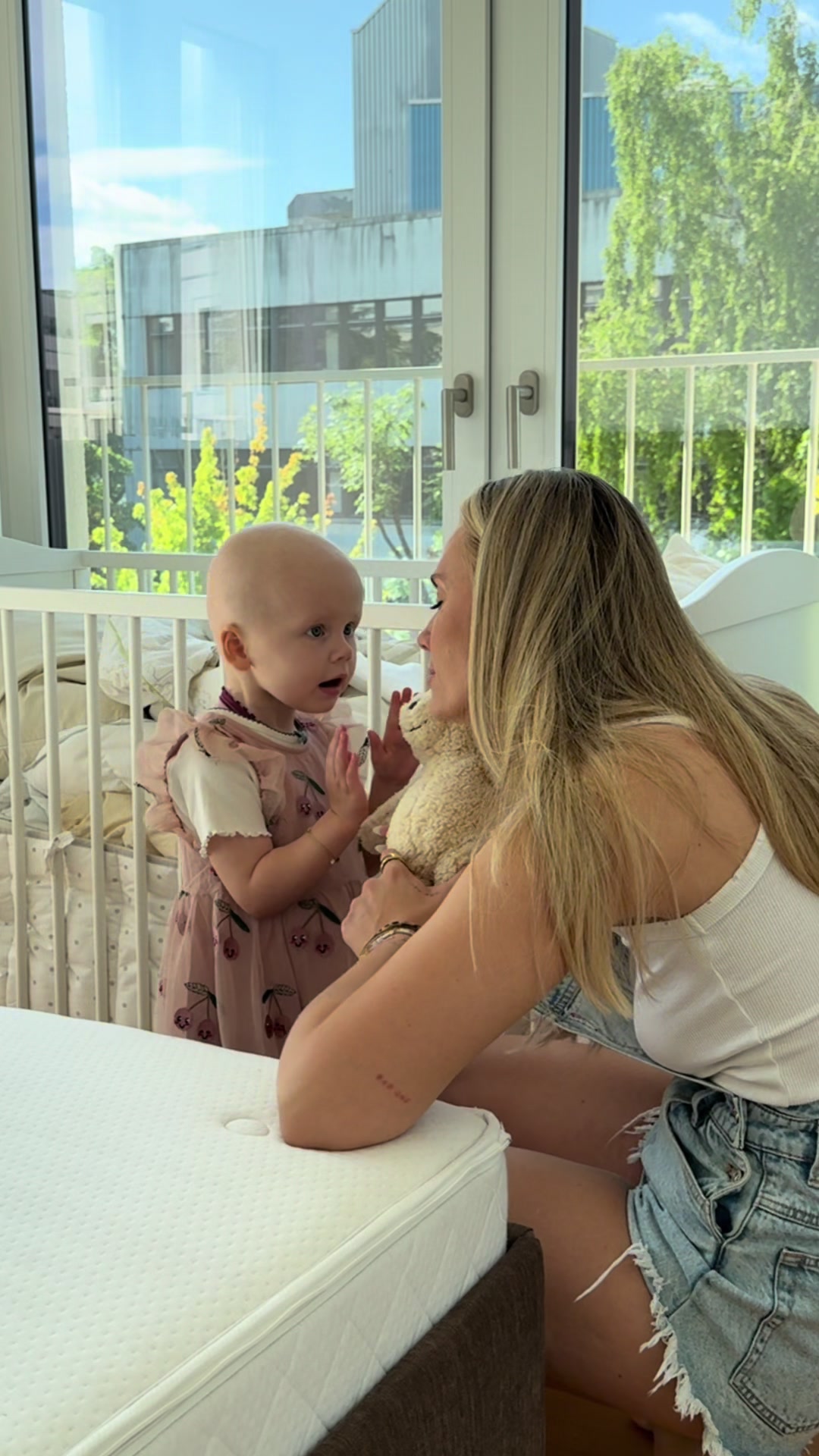 TikTok post by @leoniehuhn for Emma Sleep NL. Caption reads: @Emma Sleep DACH #ad.