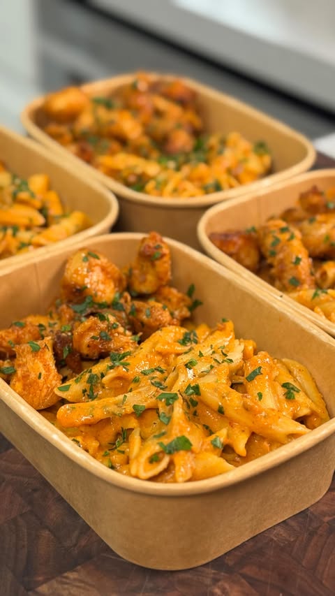 Instagram post by @hunt4shredz for Banza. Caption reads: 🔥High Protein Creamy Chipotle Chicken Banza....