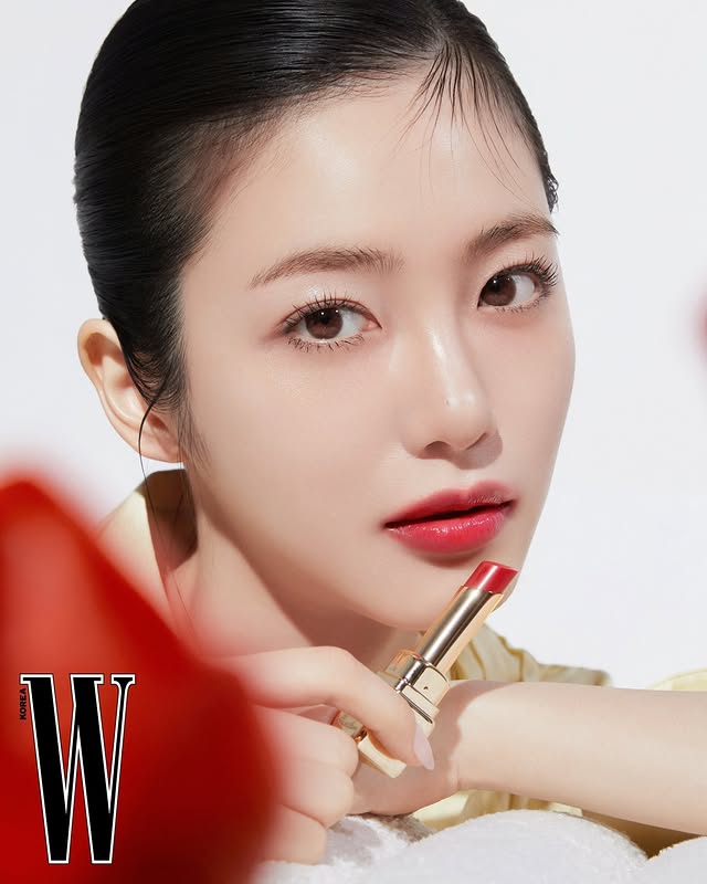 Instagram post by @__shinyeeun for Guerlain. Caption reads: 💄W❤️ #광고 #wkorea #겔랑 #Guerlain.