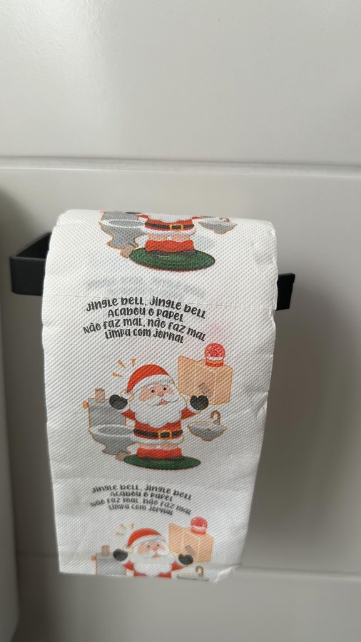 Instagram post by @feer_lopes2 for Shopee. Caption reads: Eu no meu dia menos obcecada pelo Natal 🤣 comente....