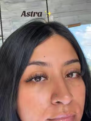 TikTok post by @stephaniie_leon for Maxcomfi. Caption reads: Astra 🤩 @Maxcomfi #maxcomfi #lashes....