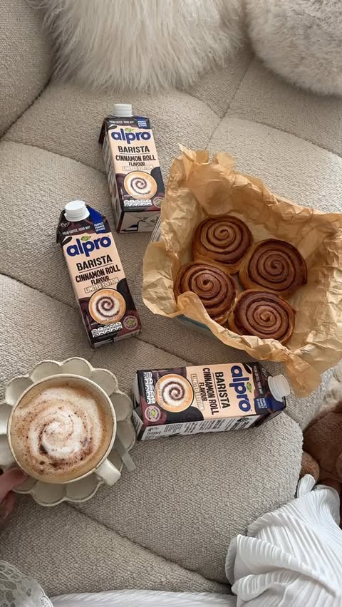 Instagram post by @p.rzybylska for Alpro. Caption reads: ᴄɪɴɴᴀᴍᴏɴ ʀᴏʟʟ ʟᴀᴛᴛᴇ 🤍
Everyone’s been hunting it....