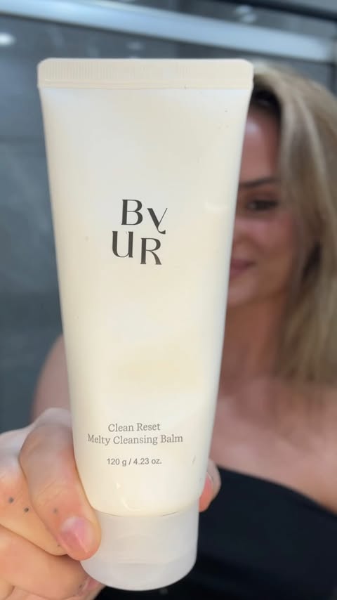 Instagram post by @_heyitschloee for Stack Influence. Caption reads: [...] makeup balm is my new fav!! 🤍✨ •....