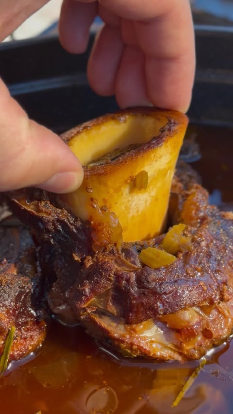 Instagram post by @illegal.food.bites for Agaras. Caption reads: [...] iš Agaro skerdyklos🥩💪....