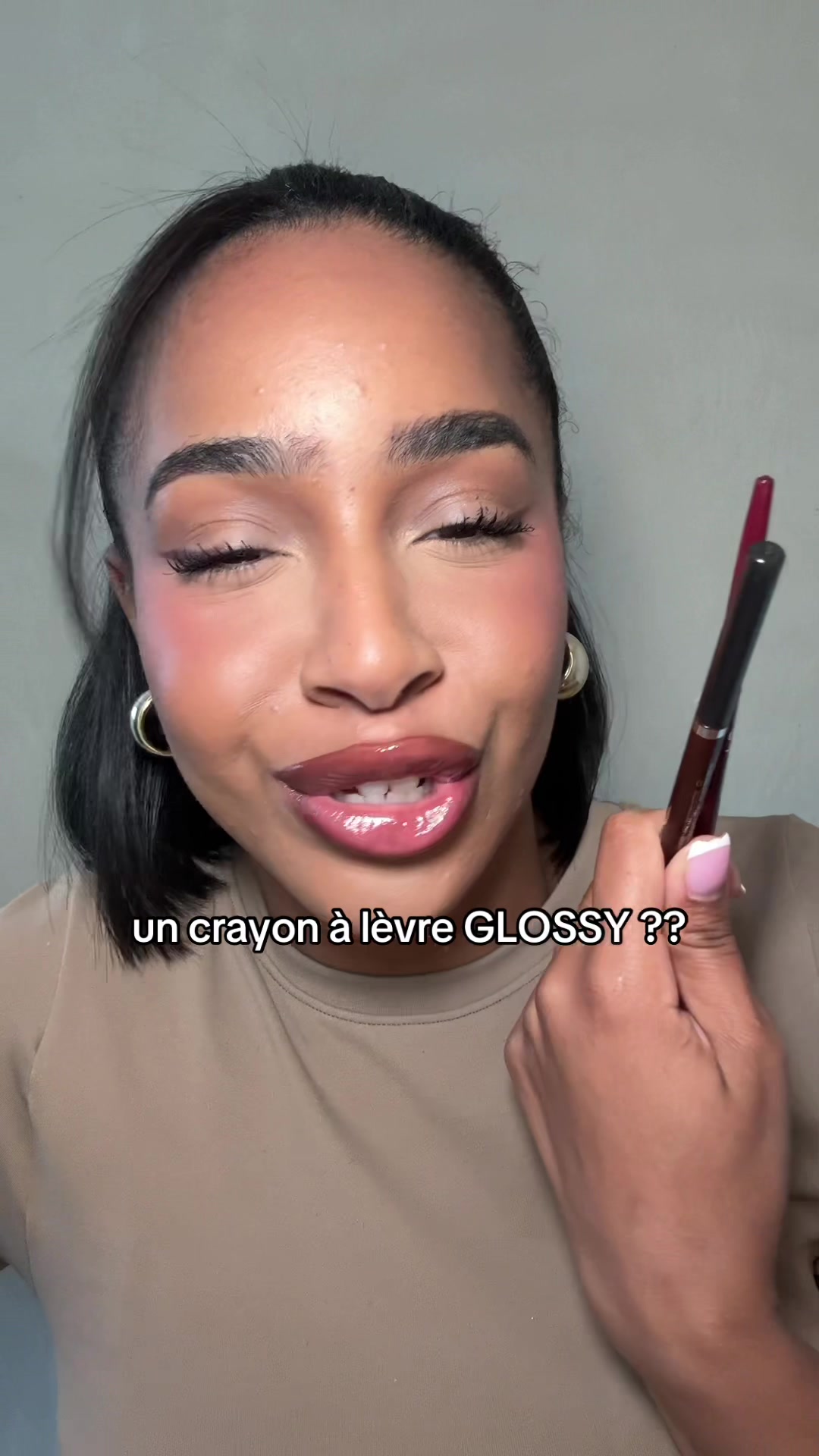 TikTok post by @yanissasurtiktok for maccosmetics. Caption reads: @maccosmetics a sorti le 1er crayon GLOSSY 😱....