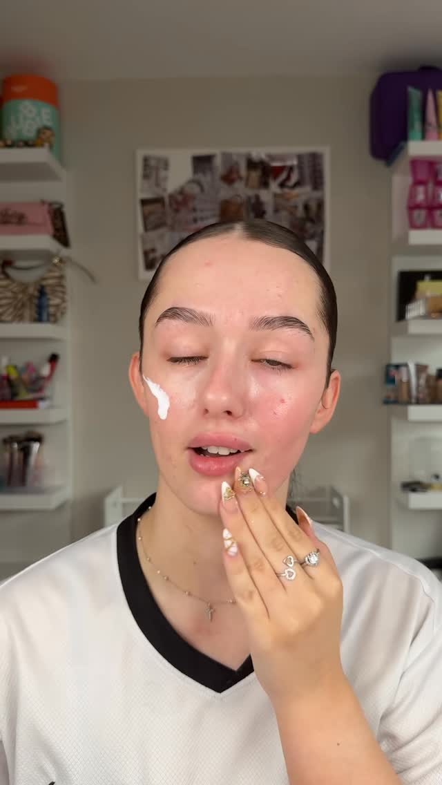 Instagram post by @ellemoonz for Patchology. Caption reads: [...] used: 

Toner: @officialmedik8 
Eyepatches:....