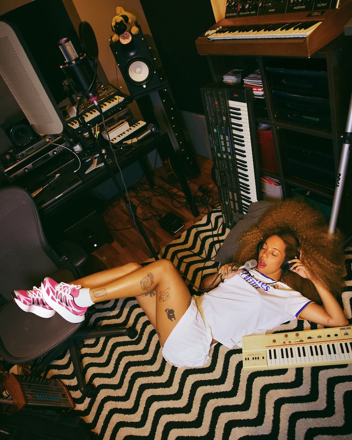 Instagram post by @uriasss for adidas Brasil. Caption reads: Dias de estúdio ft @adidasbrasil 
#adidasAruku....