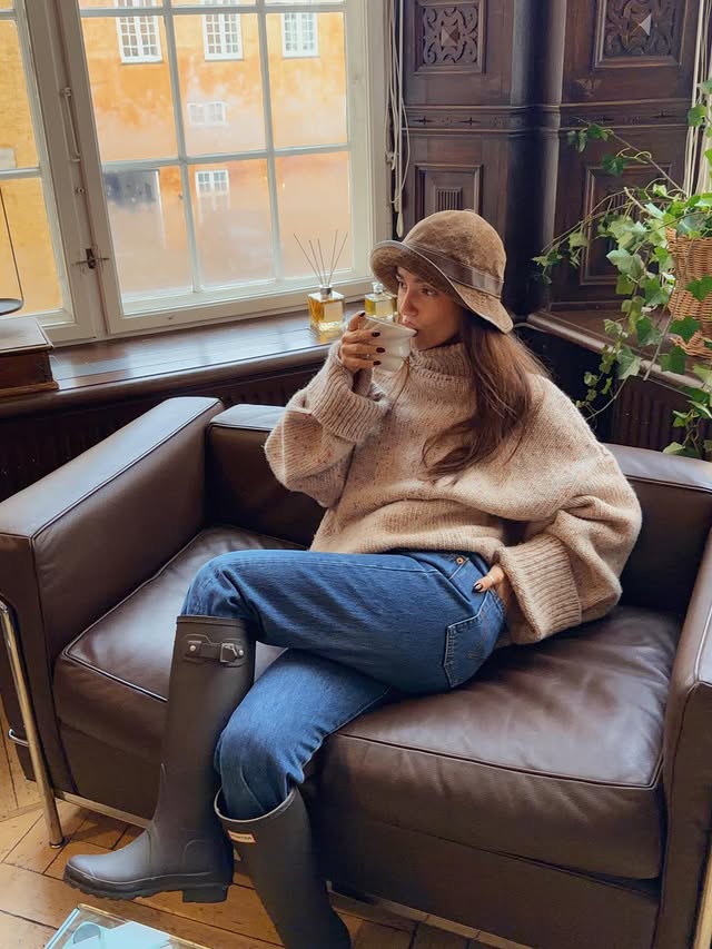 Instagram post by @emmelymoraitis for Hunter Boots. Caption reads: November so far ❤️ Annonce.