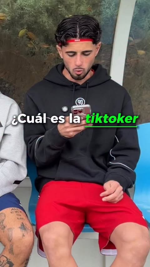 Instagram post by @adricontreras4 for Nestlé Lindahls Protein España. Caption reads: Preguntas Salseantes con @nestlelindahlsespana....