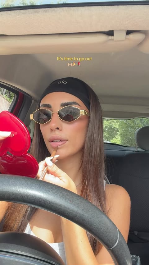 Instagram post by @martina_trinca for Morphe. Caption reads: It’s time to go out🙌🏼🎉💄 @morphebrushes //....