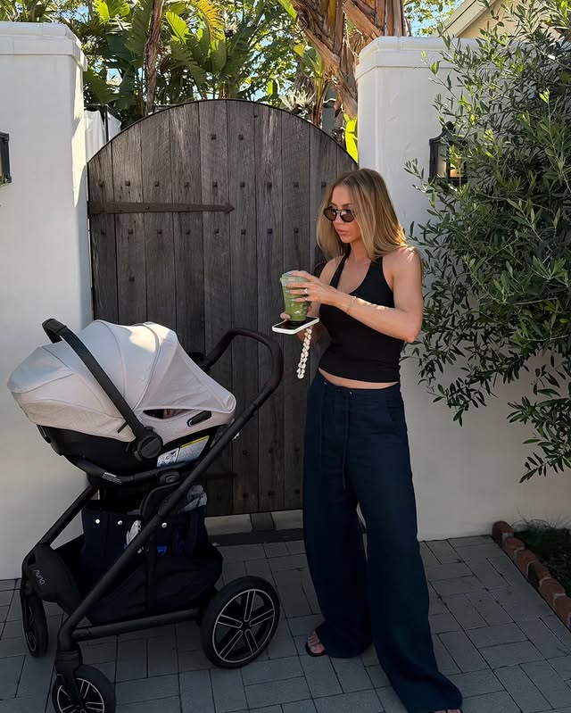 Instagram post by @kelsey_diprima for Everlane. Caption reads: [...] SHOP and I’ll send you all the links !....