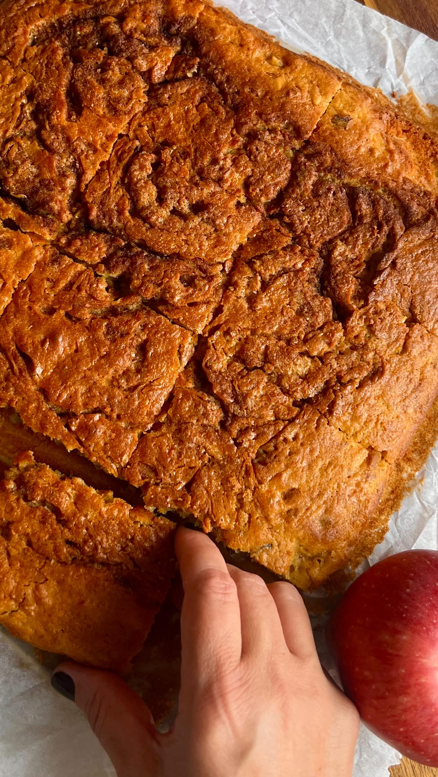 Instagram post by @nikis_food for Lidl Hellas. Caption reads: #ad  Cake με Μήλο & Καρότο αφράτο, μυρωδάτο &....