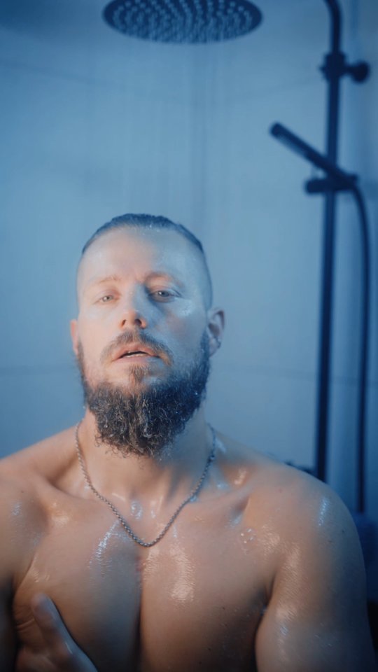 Instagram post by @pilotviking for The Beard Struggle. Caption reads: Keeping the skin hydrated in the dry cold nordic....