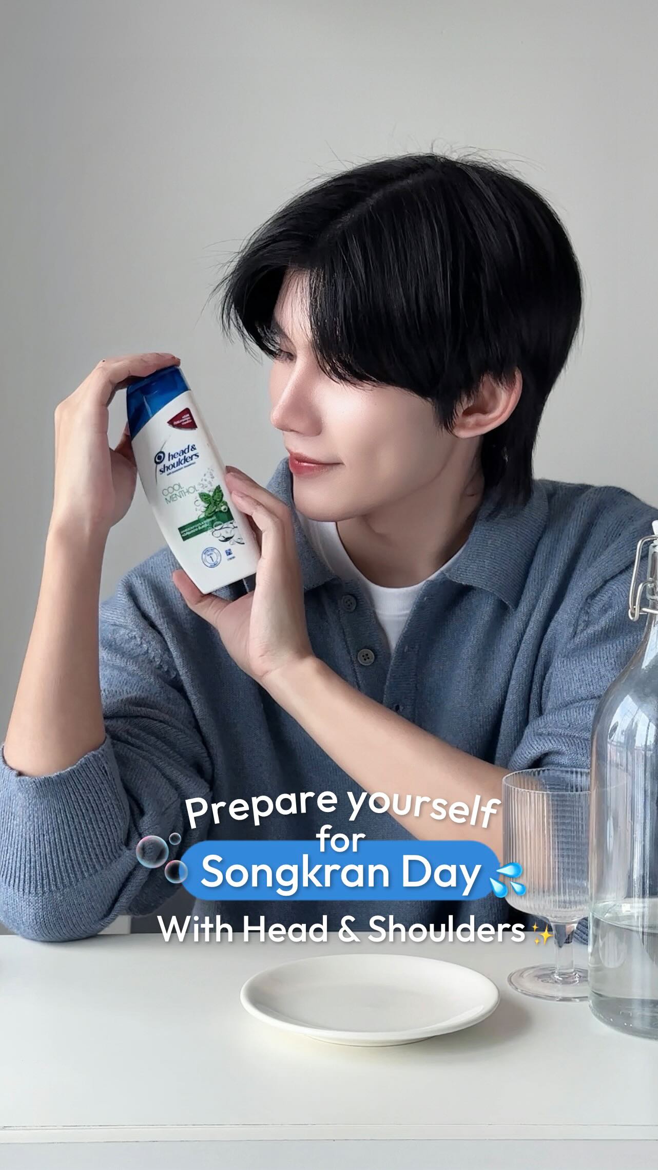 Instagram post by @fluke_kitsupat for Head&Shoulders. Caption reads: หน้าร้อนนี้สดชื่นมั่นใจแบบไร้รังแคด้วย Head &....