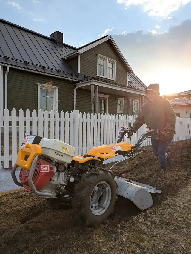 Instagram post by @grow.green.home for GARDENA Latvia. Caption reads: Bez jokiem - es beidzot atklāju motosezonu! 🛵💨....