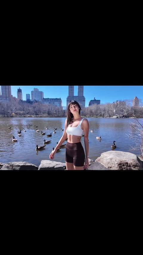 Instagram post by @minemucahidx for Penti. Caption reads: Serving looks in NYC with @penti sporun her bedeni....
