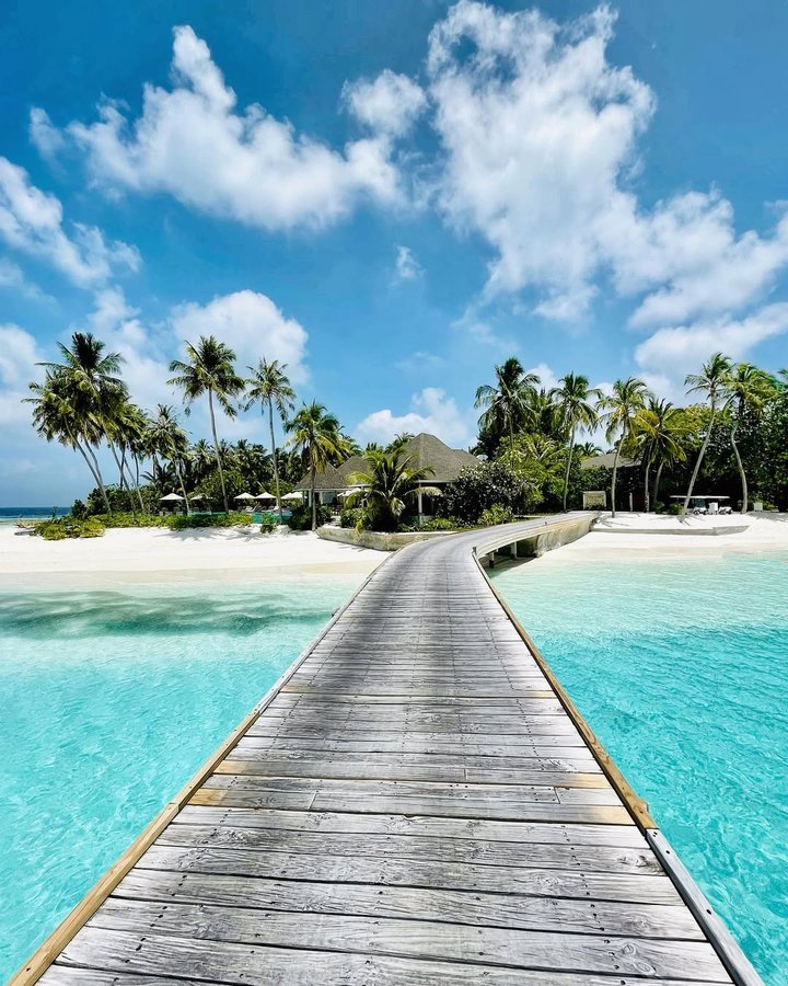 Instagram post by @travelingwithstyle_ for Small Luxury Hotels. Caption reads: Third Stop @centaragrandmaldives 
#view #ocean....