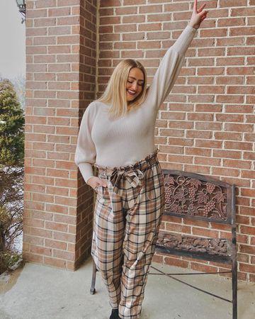 Instagram post by @latelybrookelyn for Albion Fit. Caption reads: [...] tomorrow night in my fav pants from....