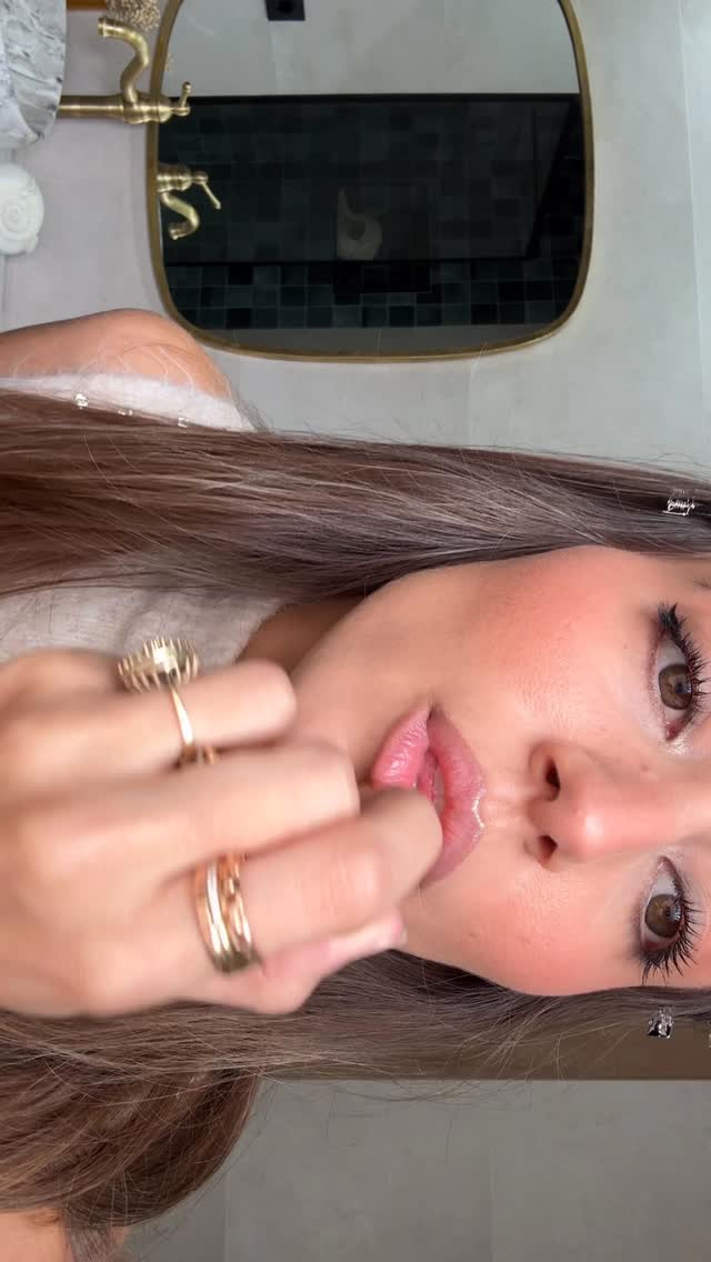 Instagram post by @natichualcantara for Carolina Herrera. Caption reads: My make up for the weekend !! By @carolinaherrera....