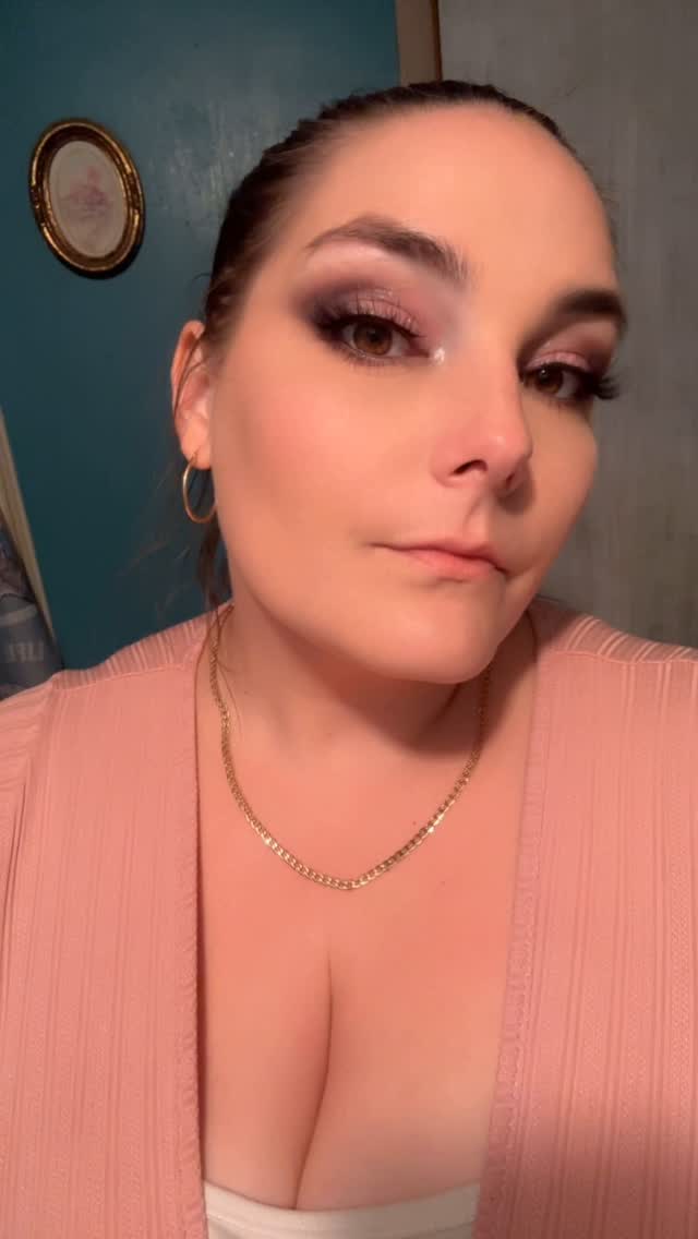 Instagram post by @dustycorona1 for Juvia’s Place. Caption reads: Alright chicas 
Eyes 👀 
Eyeshadow primer....