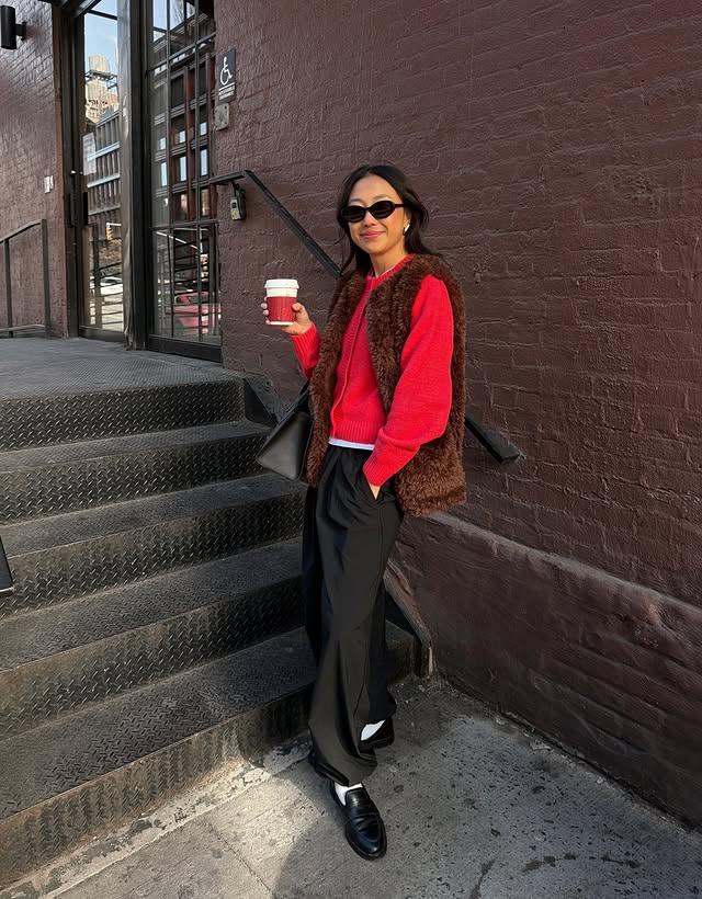 Instagram post by an influencer for Aerie. Caption reads: NYC we’re so back!!!!! cutest @aerie x....