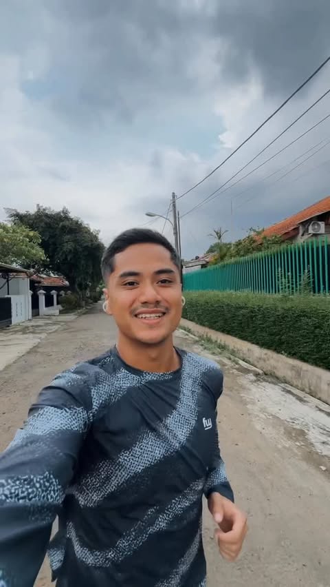 Instagram post by @sbngram for Baseus. Caption reads: Baseus MC1 ini nyaman banget buat long run dan....