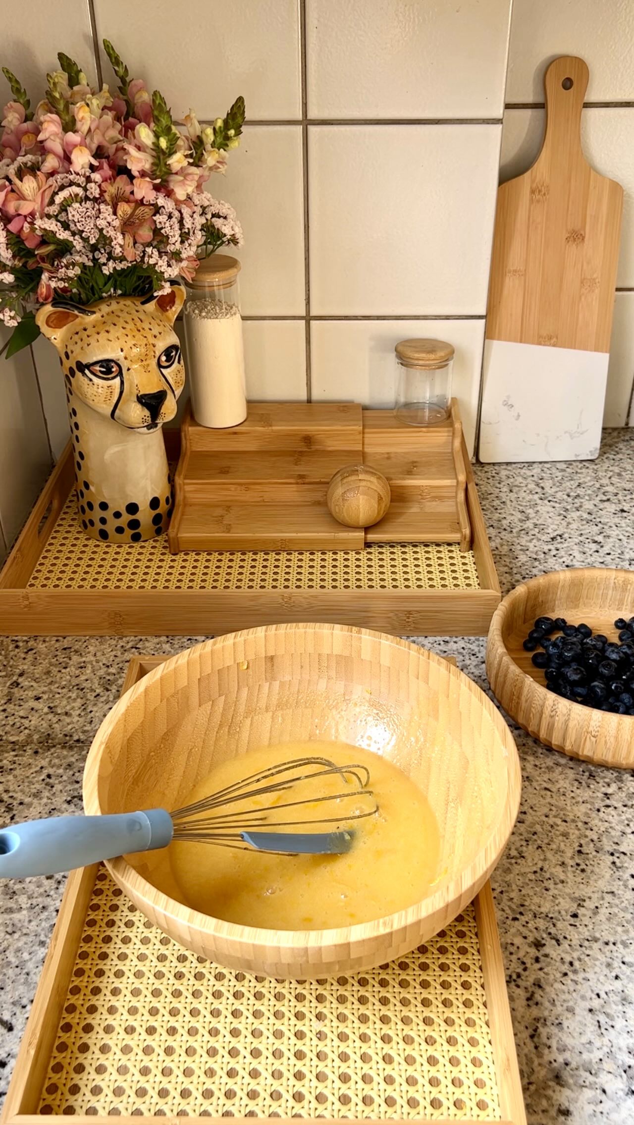 Instagram post by @elisabax for OIKOS. Caption reads: Manda esse vídeo pra quem vai cozinhar com você no....