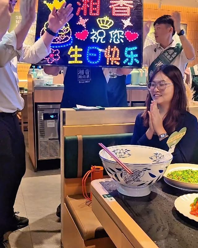 Instagram post by @xiangxiangsg for Singapore Travel Specialist by Dirgantara Fasa. Caption reads: 🇸🇬 Good food tastes even better when it comes....