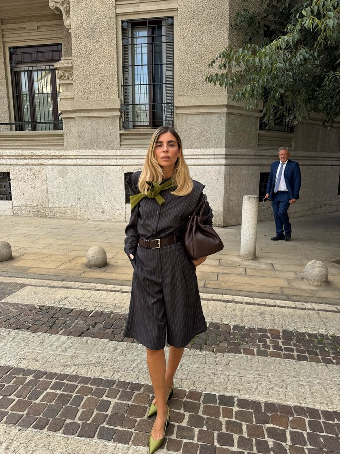 Instagram post by @elenagiadaa for ViCOLO. Caption reads: [...] (sweater) 
All eyes on my new bagggg....