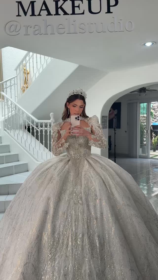 Instagram post by @rahelimakeup for Estée Lauder. Caption reads: ✨ Un maquillaje digno de un cuento de hadas 🤍
Hoy....