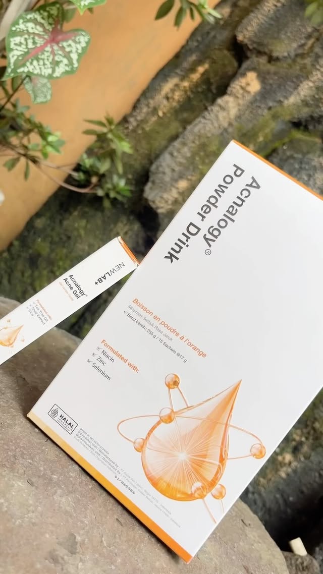 Instagram post by @rosellienonn for Newlab. Caption reads: [...] acne fighter! 😍 rutin pakai produk dr....