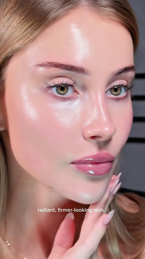 Instagram post by @jasminlily_ for Mixsoon. Caption reads: [...] a smoother, bouncier-looking glow 🤍....