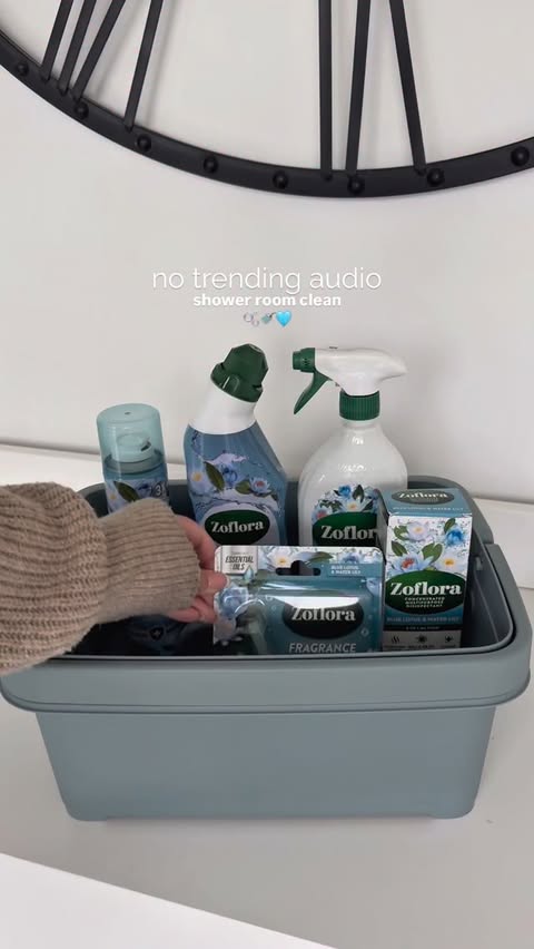 Instagram post by @_laurenscleaning for Scrub Daddy. Caption reads: [...] 

*products gifted by zoflora 
*scrub daddy....