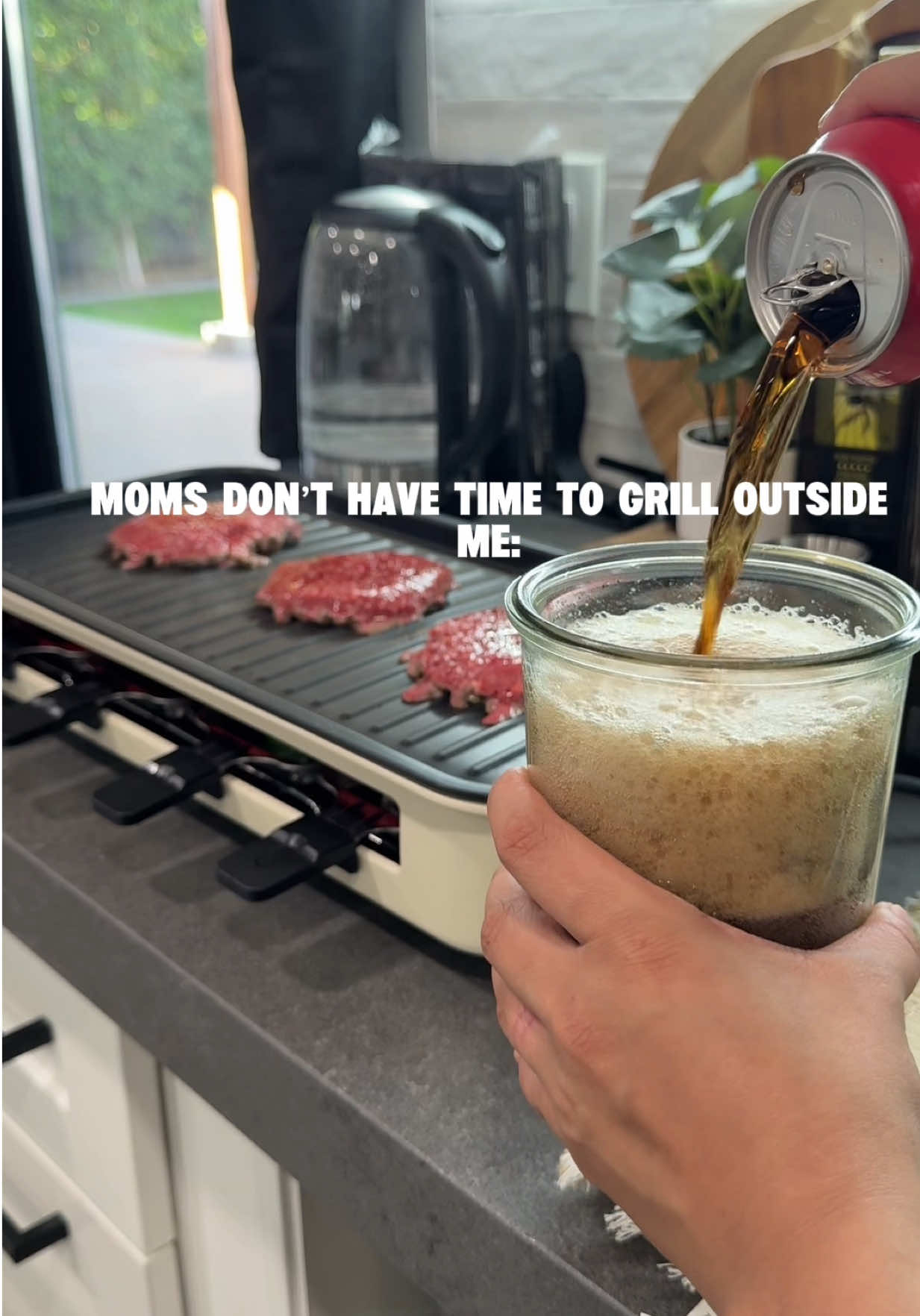 TikTok post by @mayravanesa___ for SUSTEAS. Caption reads: [...] that will help me save some time 🍔 @SUSTEAS....