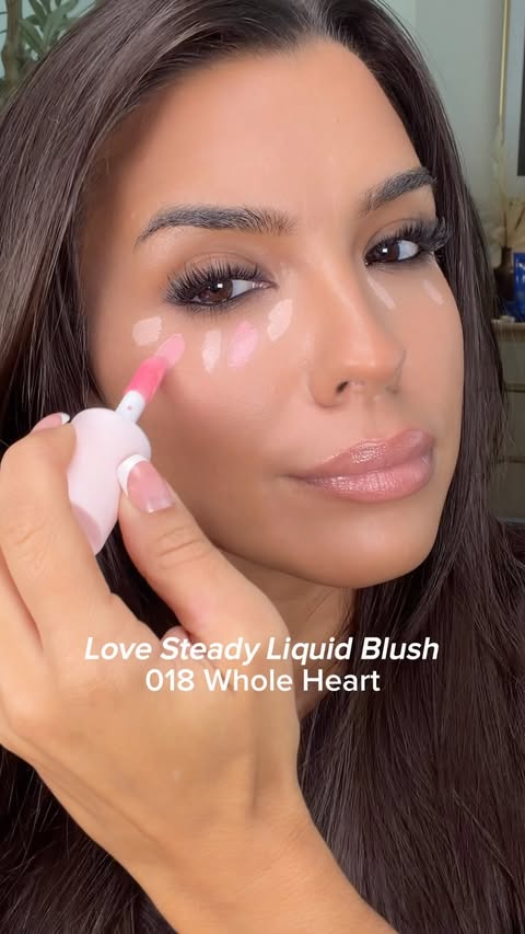 Instagram post by @beautybyizzyfitch for MOIRA Cosmetics. Caption reads: [...] 005 So Cute ☁️ Loose Setting Powder....