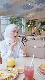 Instagram post by @ryhanaizzureen for OLEADA. Caption reads: [...] language 🎧🎀🍰 bringing out this bag....