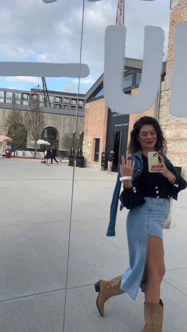 Instagram post by @esrinozguler for Beymen. Caption reads: Art, fashion, love ♥️

#contemporary #fashion....